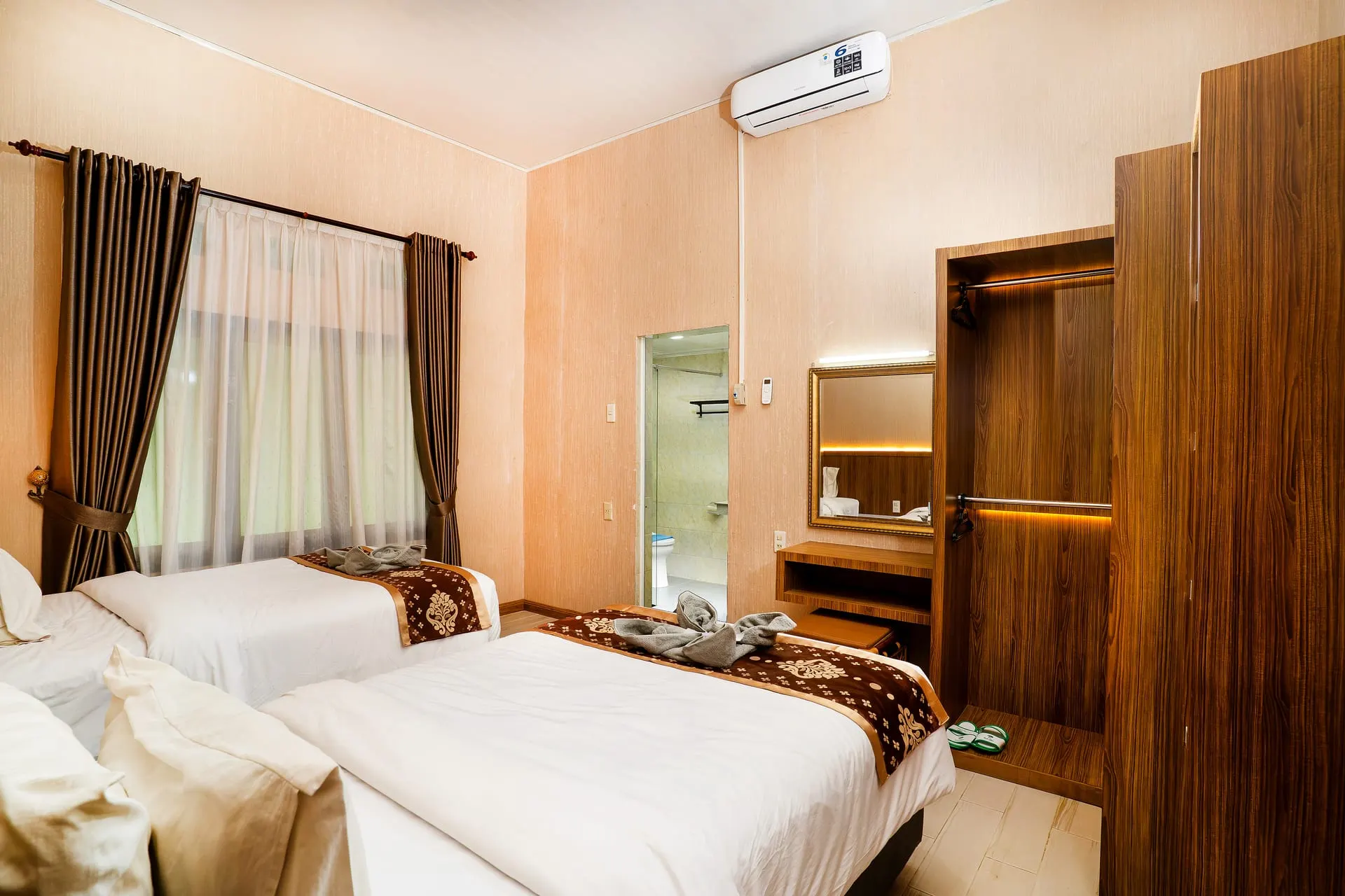 Deluxe Room with wardrobe and bathroom door