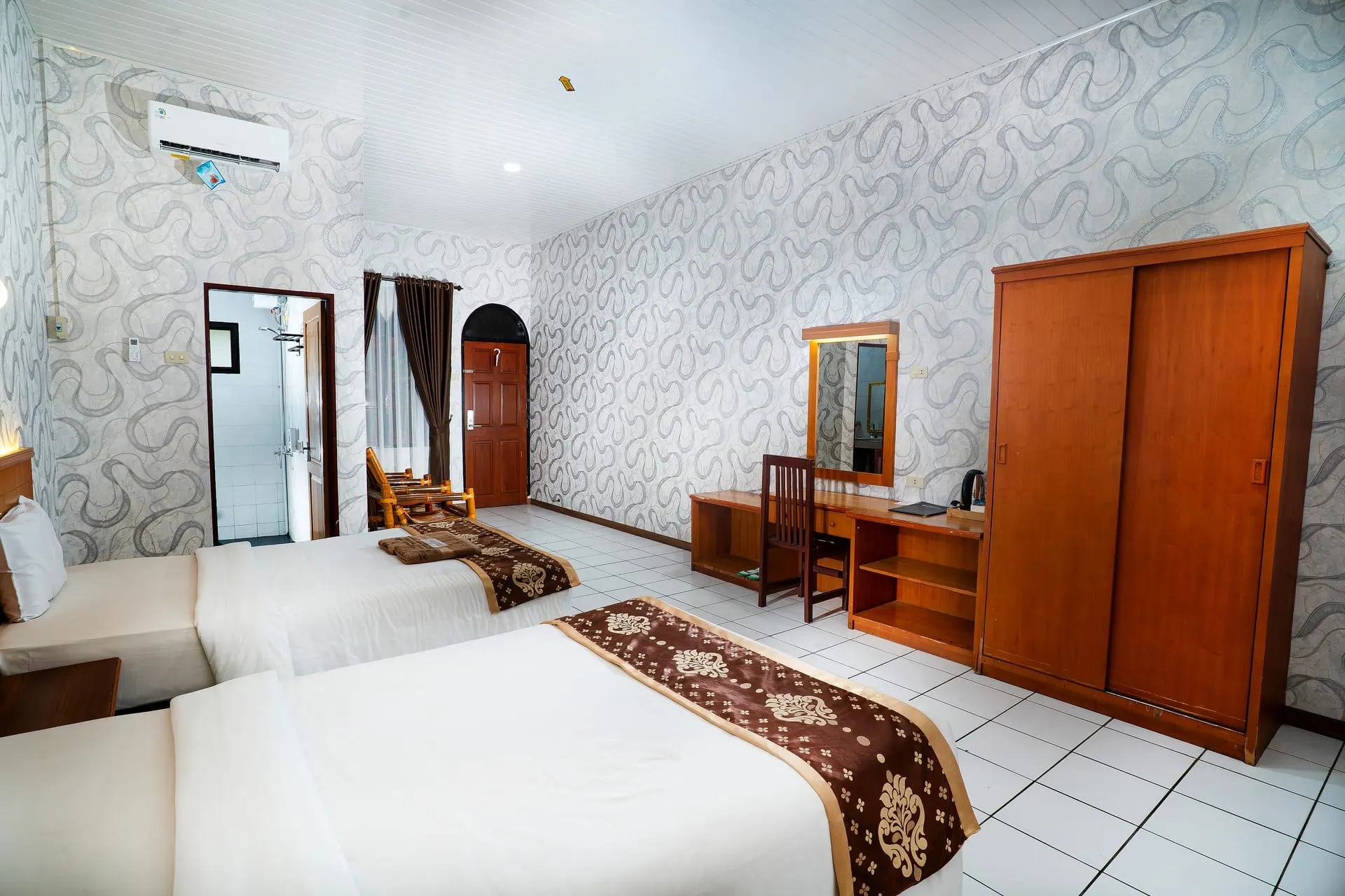 Superior Room with twin beds and wardrobe