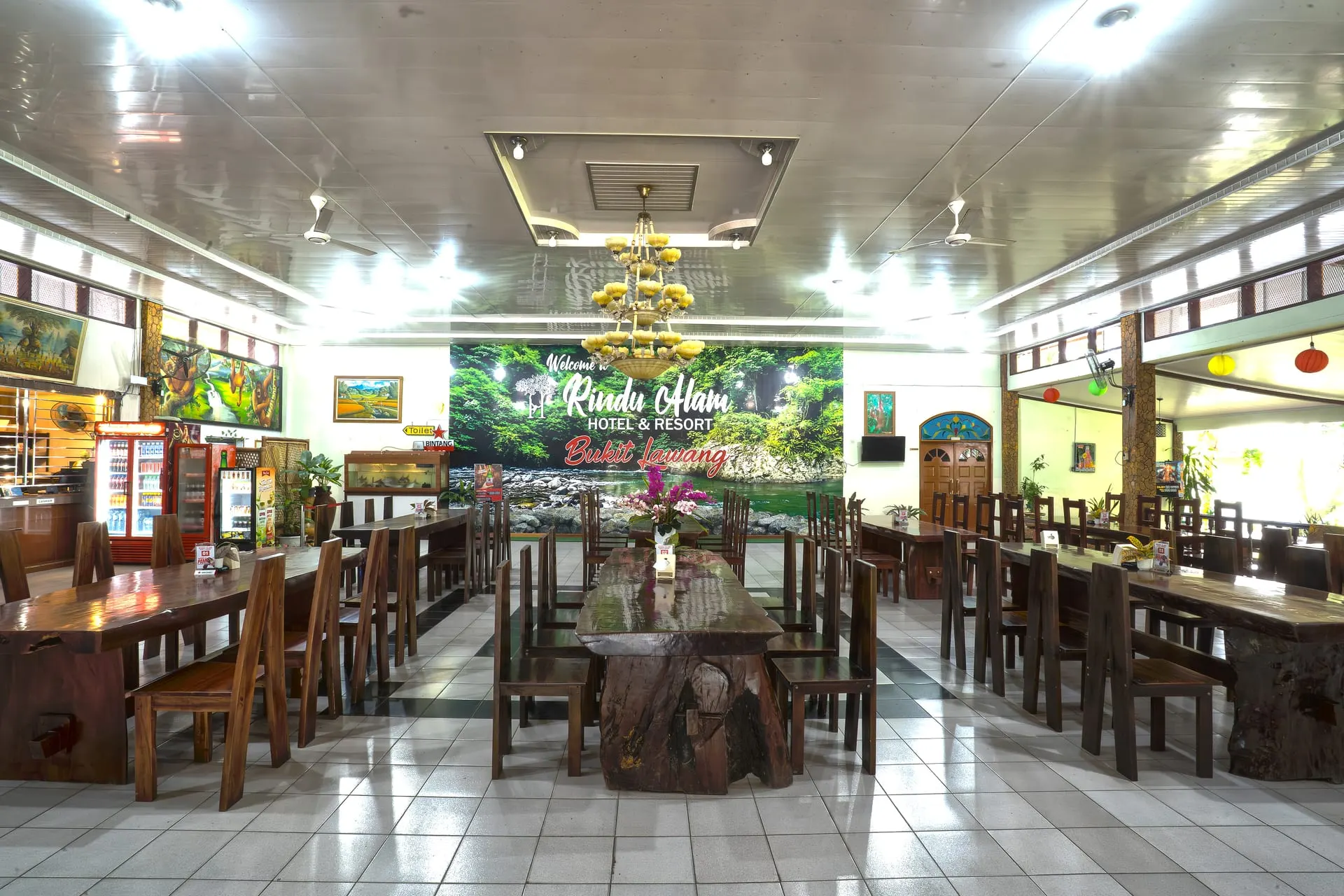 Dining hall with a carved wooden centrepiece