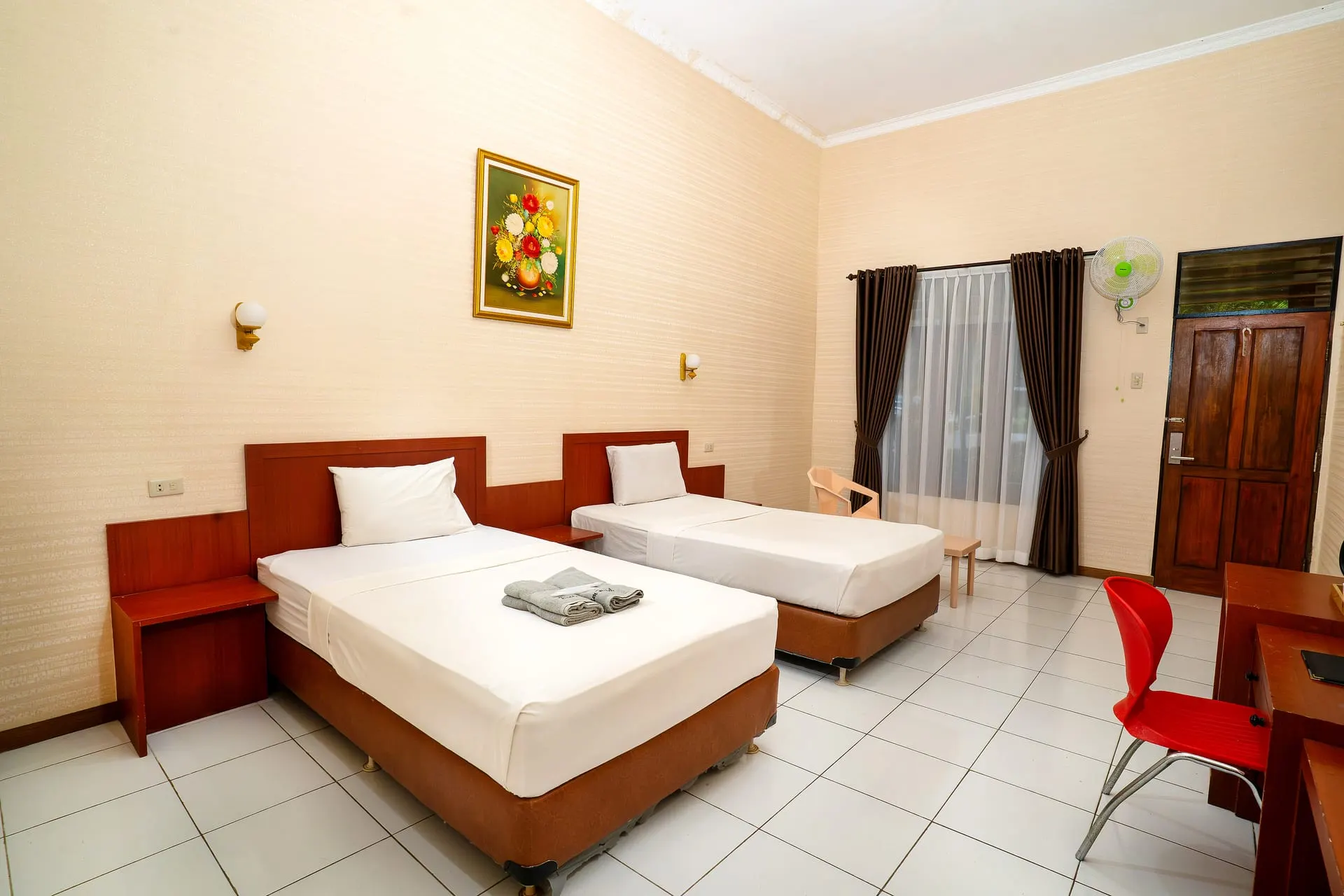 Standard Room with twin beds and a wall painting