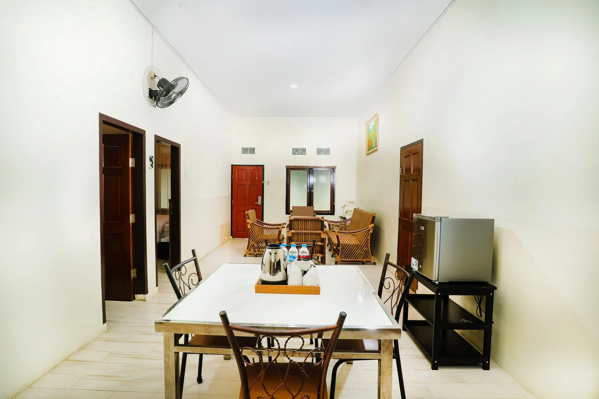 Family Suite dining table