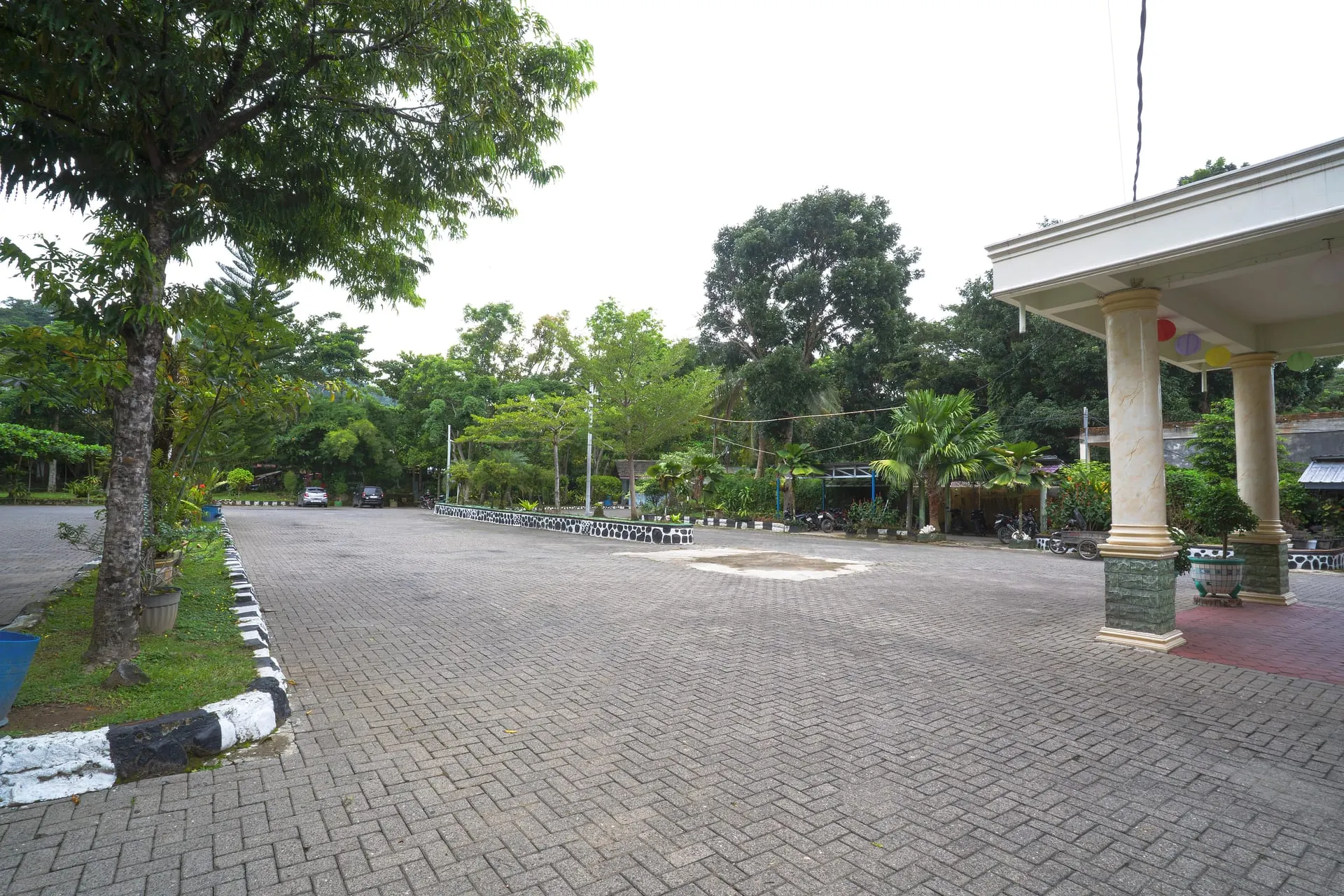 Spacious hotel parking area